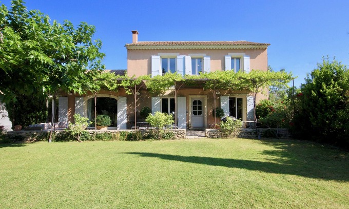 Saumane-de-Vaucluse Villa | Beautiful Traditional Provencal Mas with Stunning Heated Pool, Garden & Views