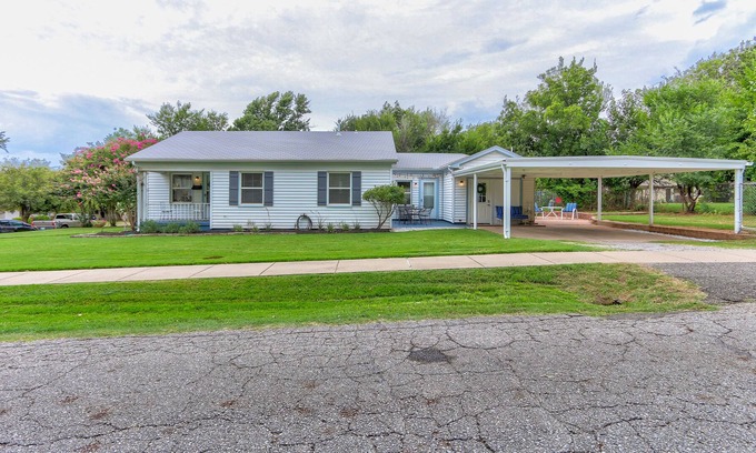 Edmond House | Beautiful, Fresh Benton Bungalow