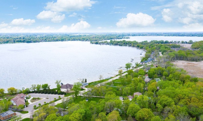 Forest Lake House | Beautiful Fully Remodeled Cheerful Lakehouse