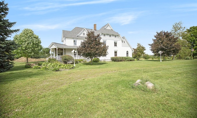 Glenn Haven Shores House | Beautiful Fully-Renovated 8 Bedrooms On 10 Acres/7600sqft Estate