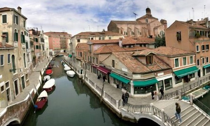 Santa Croce Apartment | Beautiful Gaffaro Apartment in Dorsoduro with Canal View
