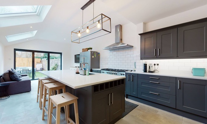 Canbury House | Beautiful 3 bed house 30 mins from Central London