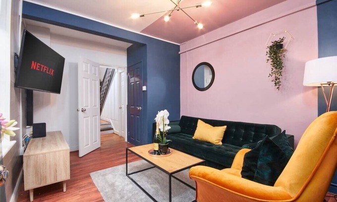 Leamington Spa House | Beautiful House in Leamington Sleeps 9 by PureStay