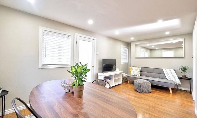 Long Branch House | BEAUTIFUL Get away! NEAR THE LAKE. Fast wifi, PRKN