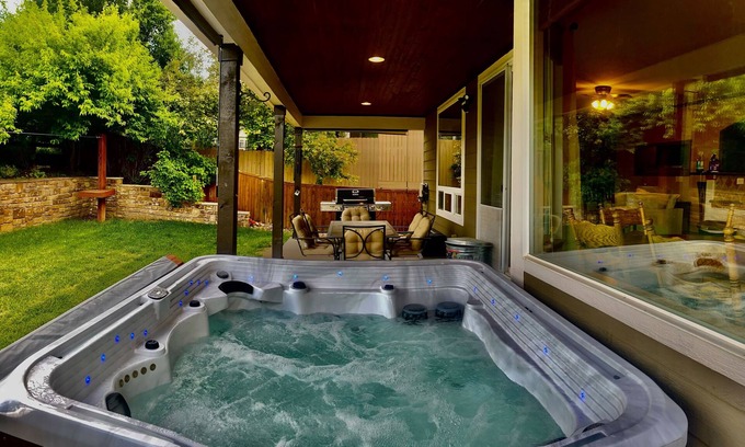 Castle Rock House | Beautiful Getaway Sleeps12 + Hot Tub + King Beds + Movie Room + Playground