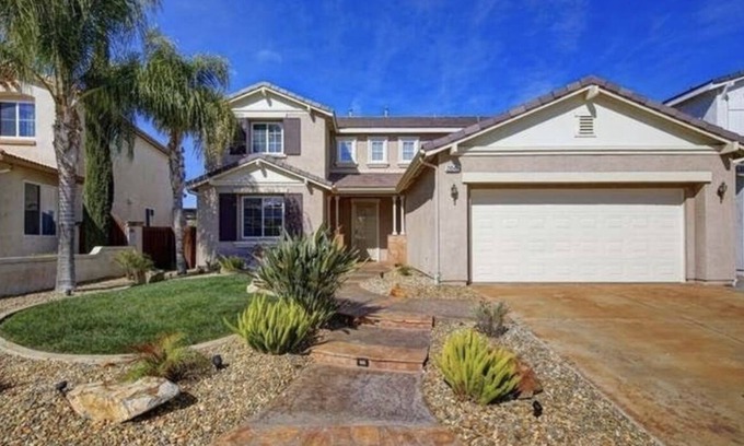 Menifee House | Beautiful Golf Course view home in Menifee Greens!