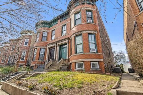 Greenville Apartment | Beautiful Green-Door Brownstone