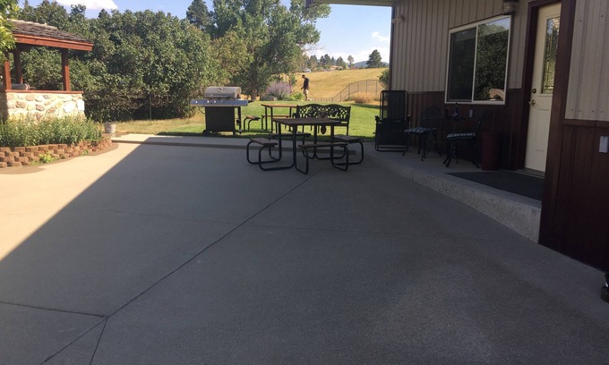 Sturgis House | Beautiful guest house with garage