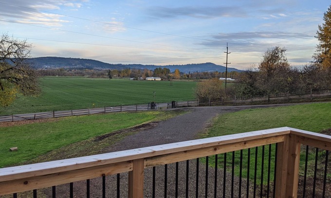 Gaston House | Beautiful Guest House with Views in Heart of Premiere Oregon Wine Country