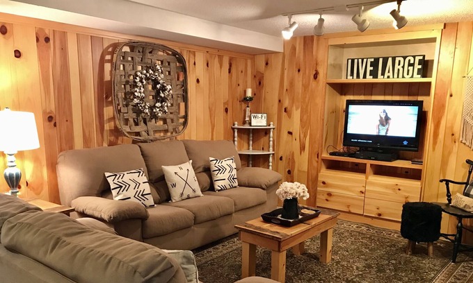 Hendersonville House | Beautiful guest suite on 20 acre working farm and special event venue