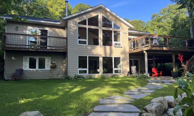 Dysart et al Cottage | Beautiful Haliburton Lakeside Cottage with Hot Tub- Work from Home at the Lake!