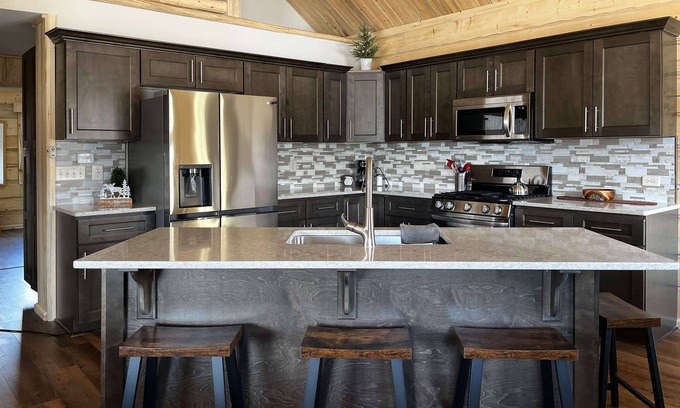 Dubois Cabin | Beautiful hand-crafted log cabin on Horse Creek one block off Main Street.