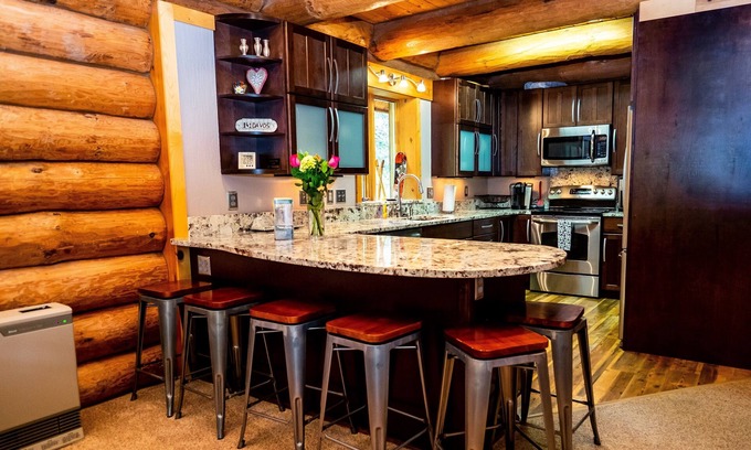 Alyeska Ski Chalet | Beautiful Hand-Crafted Log Chalet - Great Views
