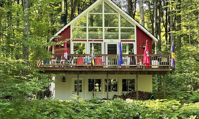 Harbor Springs Ski Chalet | Beautiful Harbor Springs Chalet minutes to Nub's, Boyne Hlnds, Golf & Mackinaw