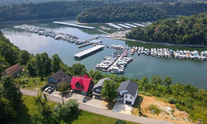 Sloans Valley House | Beautiful "Harborview at Lake Cumberland" overlooking Lee's Ford Marina.
