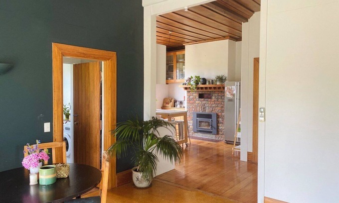 Havelock North Cottage | Beautiful Havelock North Country Cottage on Organic Orchard. Pet friendly.