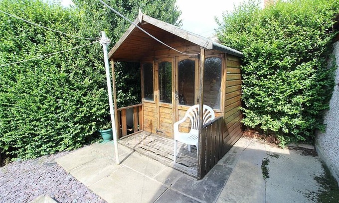 Chapeltown Apartment | Beautiful Hawkhill 3 bed sleeps 5 Parking & Garden