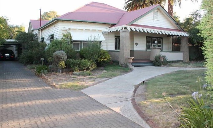 Horsham House | Beautiful Heritage Home, Short Stroll to the town centre.