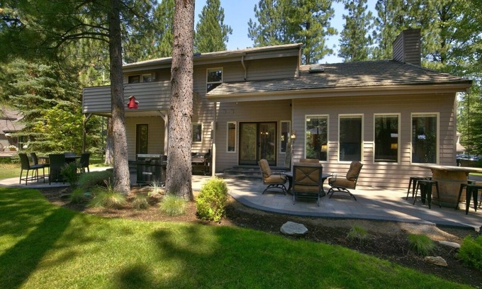 Black Butte Ranch House | Beautiful high end kitchen, modern updates & walking distance to GMRC!