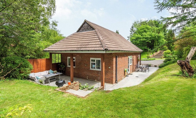 Boughton Monchelsea Cottage | Beautiful high end bungalow within owners’ grounds with fantastic garden views.