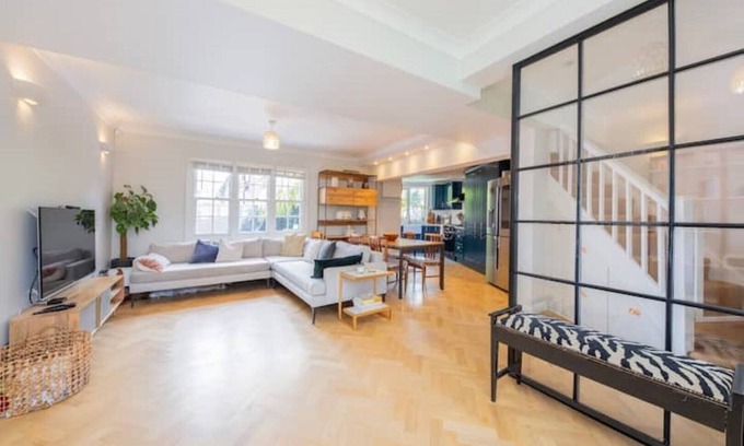 College Park and Old Oak House | Beautiful High end Home close to city center