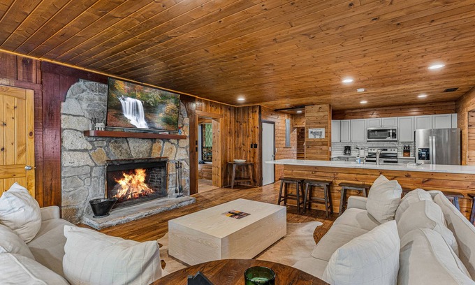 Lake Sequoyah House | Beautiful Highlands Cabin 5 minutes to town!