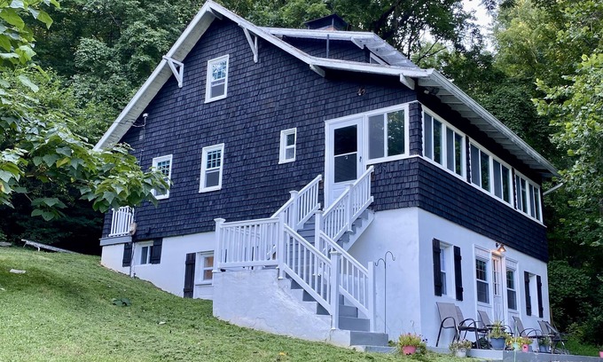 Linden House | Beautiful historic 1916 Farmhouse and Country Home in the Blue Ridge Mountains