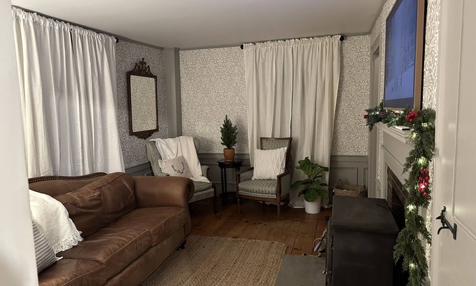 Uxbridge House | Beautiful Historic Colonial c.1780