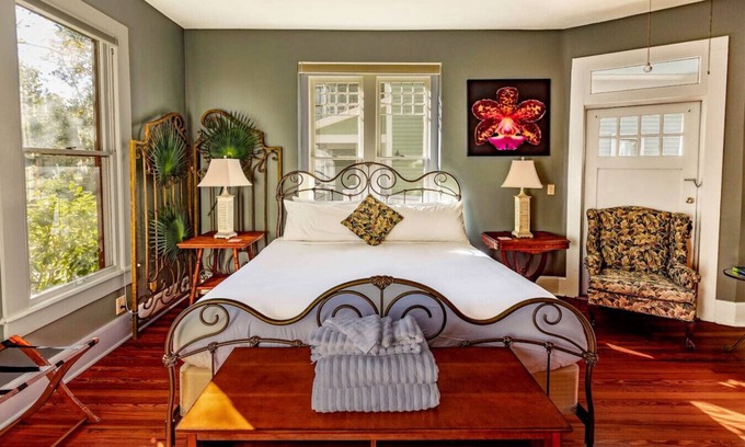 Gainesville Apartment | Beautiful Historic 1 BR Apartment - Walk Downtown