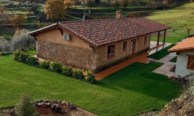Candeleda House | Beautiful house surrounded by meadows and oaks, with private pool and excellent views of the valley