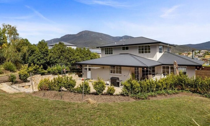 Lenah Valley House | Beautiful Hobart Family Home 4 bed, 5 kms to CBD