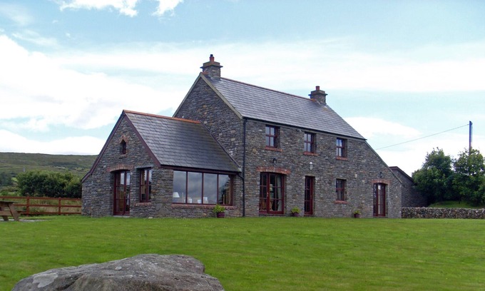 Dunbeacon Cottage | Beautiful Holiday Cottage 3 beds with private access to Dunmanus Bay