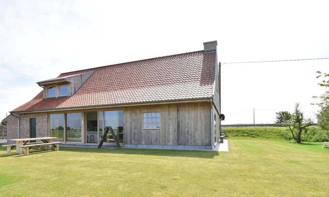 Sint-Jacobskapelle House | Beautiful Holiday Home in Diksmuide with Terrace, Garden