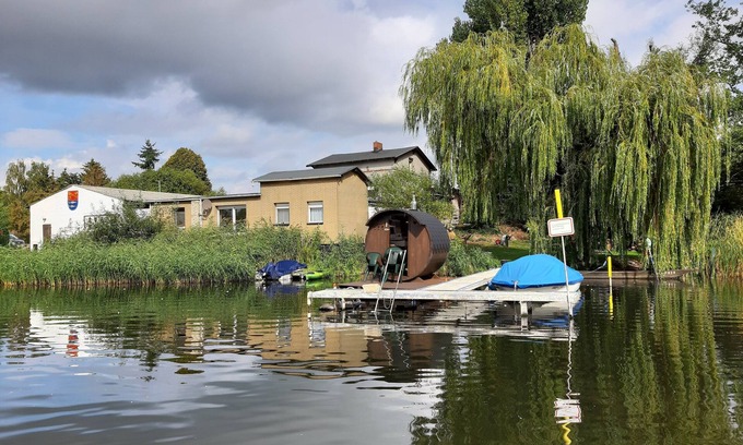 Kutzkow House | Beautiful holiday home right on the water with its own jetty