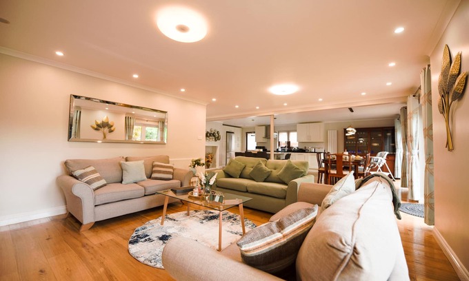 Reading House | Beautiful Holiday Home with Cinema Room & Garden