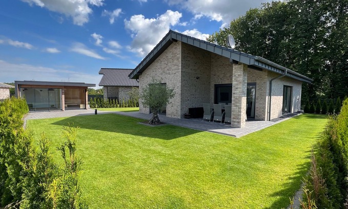 Barssel House | Beautiful holiday home with sauna on Lake Harkebrügger near Oldenburg