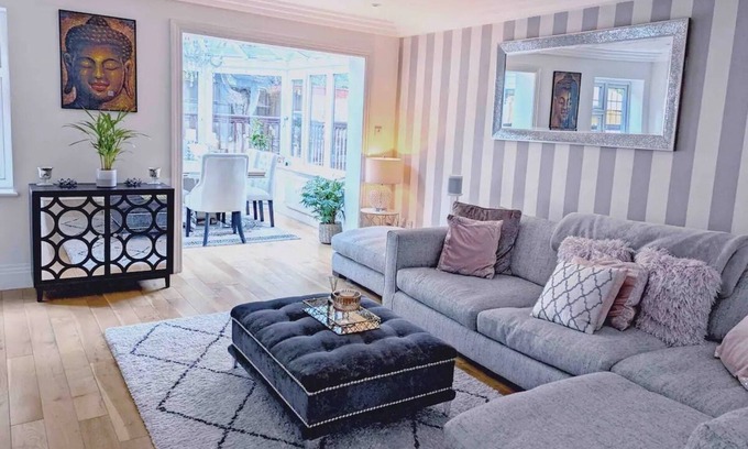 Runnymede House | Beautiful home - 5 mins Virgina Water & 20 mins Chiswick