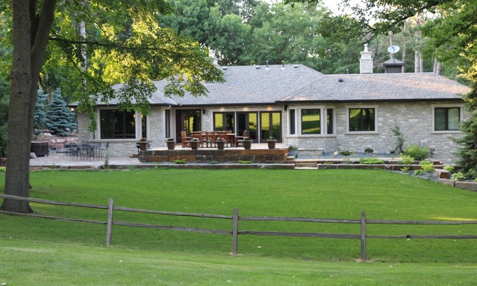 Minnetonka House | Beautiful Home 8 miles from Downtown Minneapolis adjacent to private Golf Course