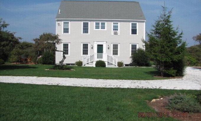 Tom Nevers House | Beautiful Home, Airy, 0pen plan. R/T Car Ferry Available Sunday Aug 20 & 27 2023