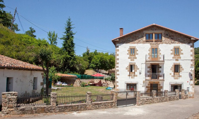 Navamuel House | Beautiful home in Bárcena de Ebro