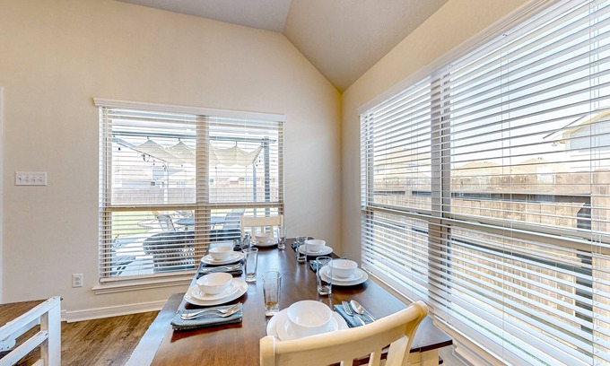 College Station House | Beautiful home in a friendly neighborhood with enclosed yard & al fresco dining
