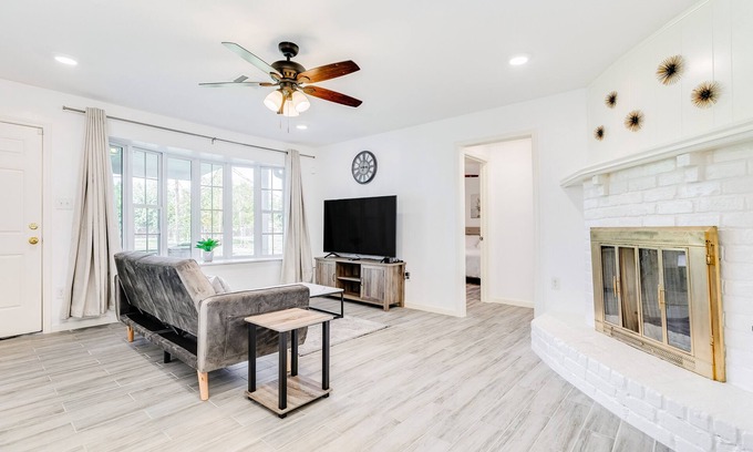 Clodine House | Beautiful home in a great location with enclosed backyard, smart TV, patio, W/D