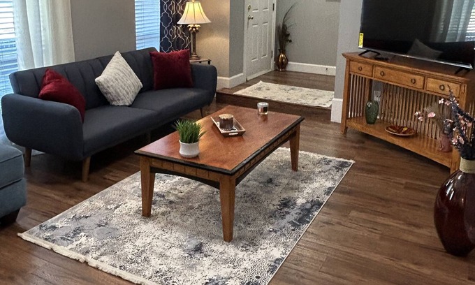 Bay Hill House | Beautiful home in a quiet neighborhood, just a stones throw from Restaurant Row!