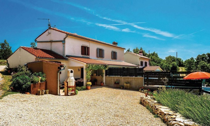 Bartici House | Beautiful home in Bartici with WiFi