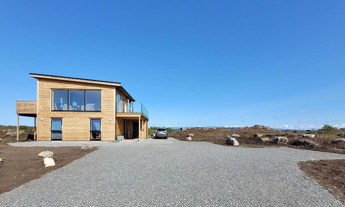 Bomlo House | Beautiful home in Bremnes with WiFi
