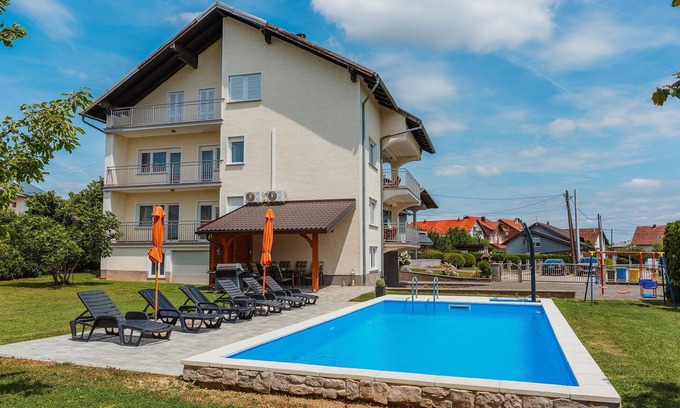 Dugo Selo House | Beautiful home in Dugo Selo with WiFi
