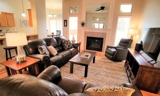 Meridian House | Beautiful Home in Golf Course Community - 3 Bedroom plus Den