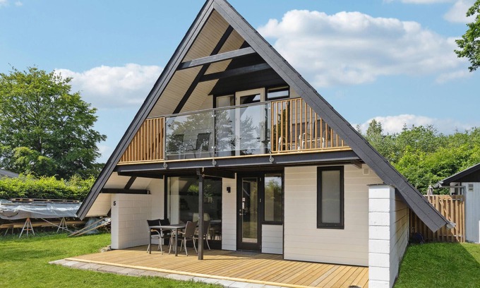 Haslevgarde House | Beautiful home in Hadsund with kitchen