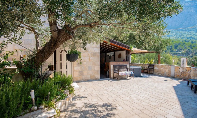 Veliko Brdo House | Beautiful home in Makarska with kitchen