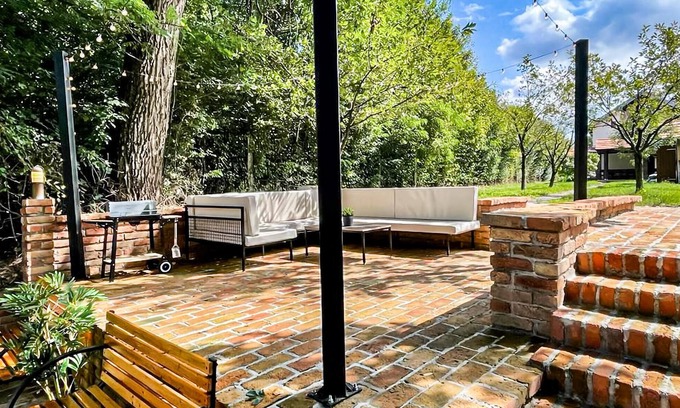 Vinkovci House | Beautiful home in Mirkovci with jacuzzi